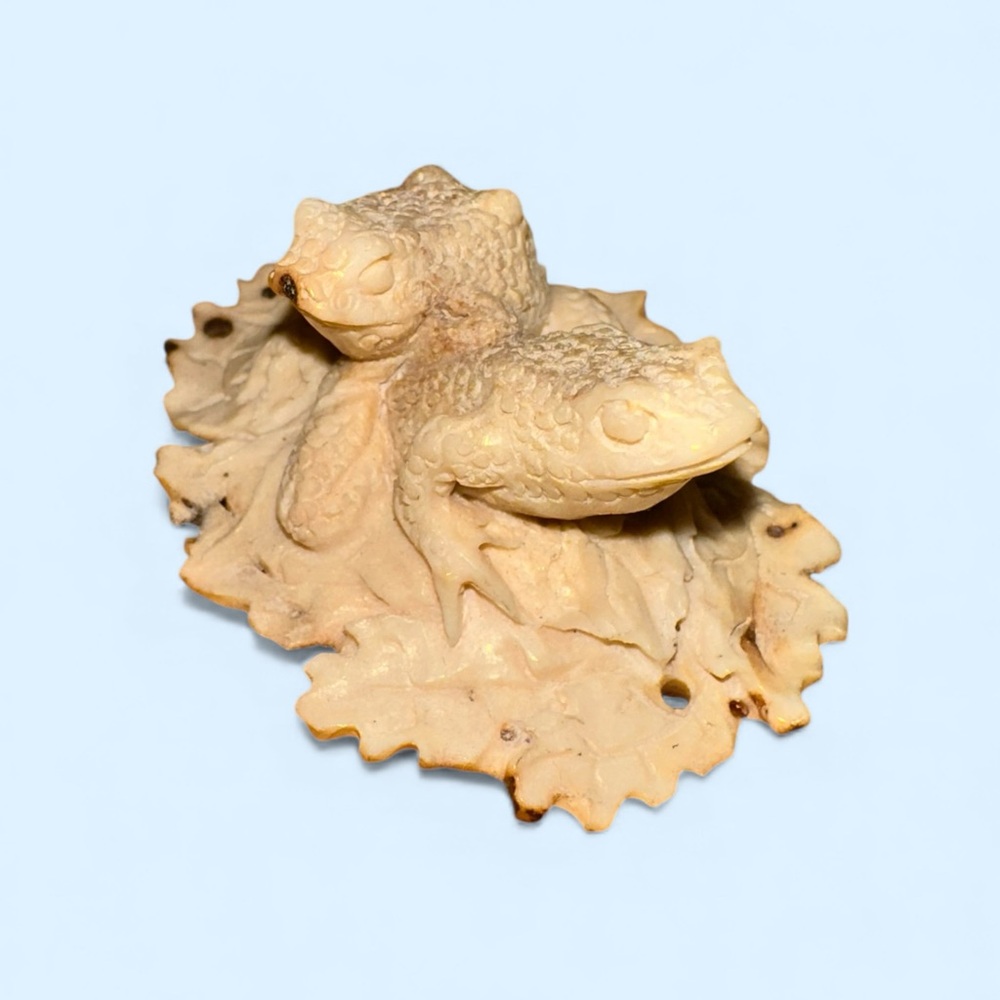 Cream Hand carved ANTLER double FROG/toads 🐸 Pendant